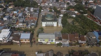 Foto udara sejumlah rumah tergenang banjir di Pondok Gede Permai, Bekasi, Jawa Barat, Kamis (17/2/2022). [ANTARA FOTO/ Fakhri Hermansyah/rwa]