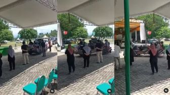 Antimainstream! Bukan Mobil Mewah, Mahasiswa Ini Banjir Pujian Gegara Tak Gengsi Naik Mesin Selep Padi Saat Wisuda