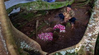 Warga berziarah di petilasan tokoh ulama KH Ashari saat tradisi Nyadran di kompleks pemakaman Sentono, Kelurahan Ngijo, Gunungpati, Semarang, Jawa Tengah, Kamis (17/2/2021). [ANTARA FOTO/Aji Styawan/rwa]