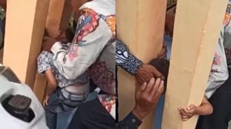 Viral Bocil Nangis Kejer Kepala Terjepit Tiang Rumah, Bisa Lepas Usai Sosok Ini Datang