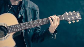 5 Manfaat Ini Akan Kamu Dapatkan Jika Bisa Main Gitar, Merasakan Salah Satunya?