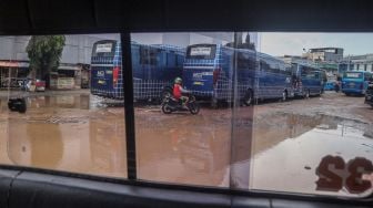  Seorang pengendara motor melintasi Terminal Cibinong yang rusak dan tidak terawat di Cibinong, Kabupaten Bogor, Jawa Barat, Kamis (17/2/2022). [ANTARA FOTO/Yulius Satria Wijaya/rwa]