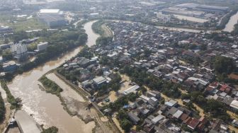 Foto udara sejumlah rumah tergenang banjir di Pondok Gede Permai, Bekasi, Jawa Barat, Kamis (17/2/2022). [ANTARA FOTO/ Fakhri Hermansyah/rwa]