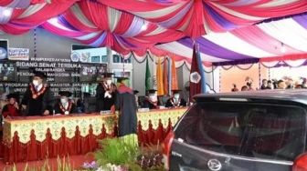 Wisuda Drive Thru Universitas Negeri Gorontalo, Mahasiswa Bisa Gunakan Mobil, Sepeda, Bentor, dan Motor