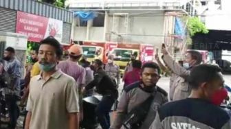 Bentrok Dengan Sekelompok Preman Diduga Sewaan Perusahaan, Demo Buruh di Surabaya Berakhir Rusuh