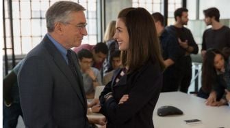 3 Pelajaran Berharga Film The Intern, Potret Bekerja Lintas Generasi