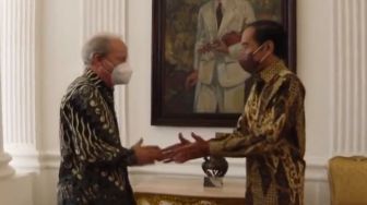 Bertemu Petinggi Bank Dunia, Gaya Salaman Jokowi Bikin Warganet Ngakak: Salting