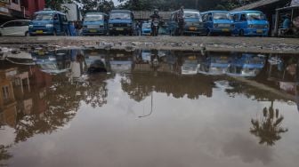 Sejumlah awak angkutan kota menunggu penumpang di Terminal Cibinong, Kabupaten Bogor, Jawa Barat, Kamis (17/2/2022). [ANTARA 
 FOTO/Yulius Satria Wijaya/rwa]