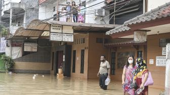 Sejumlah warga menunggu perahu bantuan saat banjir di Pondok Gede Permai, Bekasi, Jawa Barat, Kamis (17/2/2022). [ANTARA FOTO/ Fakhri Hermansyah/rwa]