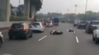 Viral Video Pengendara Berseragam SMP Kecelakaan di Jalan Tol Jakarta-Cikampek, Warganet: Kok Bisa Motor Masuk?