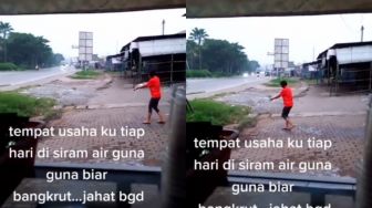 Bikin Geleng-geleng! Wanita Siram Air Tempat Dagangan Orang Tiap Hari, Pemilik Takut Usahanya Bangkrut