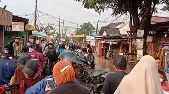 Pagi Ini Gegara Luapan Kali Bekasi, Jalan Raya Pisangan Terendam Banjir