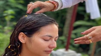 Pevita Pearce Jalani Tradisi Melukat di Bali