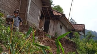 Bandung Barat Dikepung Longsor, Belasan Rumah Warga Terancam Tergerus