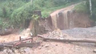 Jembatan Penghubung Cianjur dengan Kabupaten Bandung di Cibinong Amblas, Warga Terpaksa Cari Jalur Alternatif