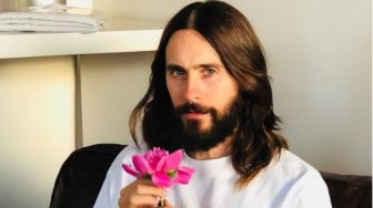 Bukan Busana Glamor, Jared Letto Pilih Jadi Kucing Putih Raksasa di Met Gala 2023