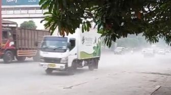 Jalan Ahmad Yani Berdebu Ganggu Orang yang Melintas, Warganet: Banyak Lubang, Debu dan Begal, Selamat Datang di Bekasi