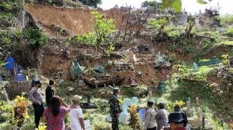 Sempat Dengar Suara Bergemuruh, Penjaga TPU di Palaran Terkejut Ratusan Lebih Makam Porak Poranda Diterjang Longsor