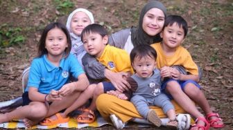 Zaskia Adya Mecca Bagikan Momen Salat Berjamaah di Bulan Ramadhan, Sosok 'Amin Paling Kencang' Jadi Sorotan