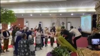 Momen Tarik Bunga Pernikahan Berujung Insiden Heboh, Pengantin Ikut Jatuh dari Pelaminan