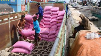 Buruh melakukan bongkar muat barang di Pelabuhan Sunda Kelapa, Jakarta Utara, Jumat (18/2/2022). [Suara.com/Alfian Winanto]