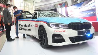 Vice President Sales and Network Development BMW Indonesia Bayu Riyanto (kiri) berbincang dengan Vice President MGPA Cahyadi Wanda (kanan) dalam acara penyerahan safety car untuk ajang MotoGP 2022 di Jakarta, Jumat (18/2/2022).  ANTARA FOTO/Akbar Nugroho Gumay