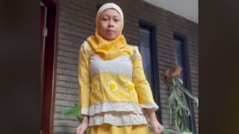 Viral Wanita Ini Bergaya Pakai Baju Masa Kecil, Model Hijabnya Bikin Warganet Bengek