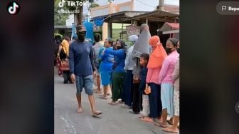 Viral Antrean Mengular Buru Minyak Goreng di Minimarket