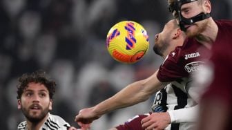 Bek Juventus Mattia De Sciglio (tengah) berebut bola dengan gelandang Torino Tommaso Pobega (kanan) selama pertandingan sepak bola Serie A Italia Juventus melawan Torino di stadion Allianz, Turin, Italia, Sabtu (19/2/2022) dini hari WIB. Filippo MONTEFORTE / AFP
