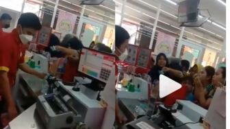 Heboh! Emak-emak  Beli Minyak Goreng Sampai Jatuhkan Monitor Kasir