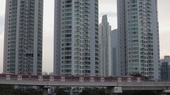 Rangkaian kereta Light Rail Transit (LRT) Jabodebek terparkir di Stasiun LRT Dukuh Atas, Kuningan, Jakarta, Sabtu (19/2/2022). [Suara.com/Angga Budhiyanto]