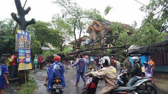 Hujan Disertai Angin Memorakporandakan Kepanjen Malang