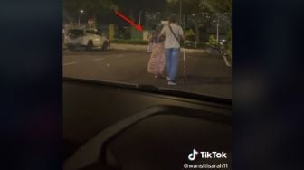 Viral Pasangan Pengemis Pura-pura Buta, Endingnya Dijemput Mobil Mewah