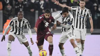 Bek Ricardo Rodriguez (tengah) berebut bola dengan pemain tengah Juventus Denis Zakaria (kiri) dan pemain depan Juventus Paulo Dybala (kanan) selama pertandingan sepak bola Serie A Italia Juventus melawan Torino di stadion Allianz, Turin, Italia, Sabtu (19/2/2022) dini hari WIB.
Filippo MONTEFORTE / AFP