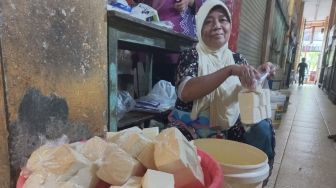 Ukuran Dibuat Kecil Akibat Harga Kedelai Melambung, Wagiyem Kesulitan Jual Produk Tahunya