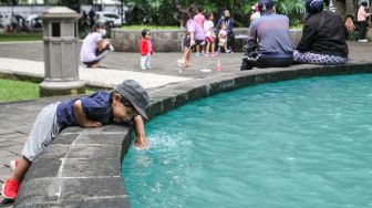 Warga beraktivitas di Taman Suropati, Jakarta Pusat, Minggu (20/2/2022). [Suara.com/Alfian Winanto]