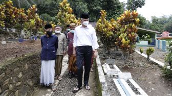 Ganjar Pranowo Ziarah Ke Makam Kiai Hisyam : Ajaran Simbah Terus Dilestarikan