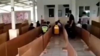 Viral Shaf Masjid Dibatasi Kardus untuk Hindari Covid-19