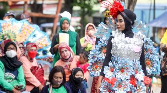 Unik, Peragaan Busana ini Dibuat dari Sampah Plastik Daur Ulang