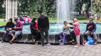 Warga beraktivitas di Taman Suropati, Jakarta Pusat, Minggu (20/2/2022). [Suara.com/Alfian Winanto]