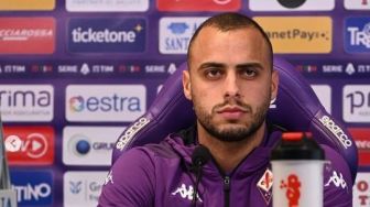 Viral Tatapan Genit Striker Fiorentina ke Presenter Wanita, Lirikan Matanya Bikin Salfok