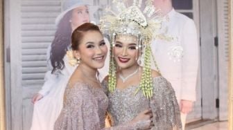 7 Penampilan Ayu Ting Ting di Siraman Pernikahan Adik, Curi Perhatian!