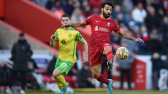 Gelandang Liverpool Mohamed Salah (kanan) mengontrol bola saat pertandingan sepak bola Liga Premier Inggris antara Liverpool dan Norwich City di Stadion Anfield, Liverpool, Inggris, Sabtu (19/2/2022). [Oli SCARFF / AFP]