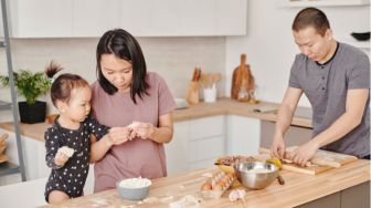 Tips dan Trik Ajak Anak Memasak Saat Akhir Pekan, Bisa Jadi Momen Bonding dengan Orangtua