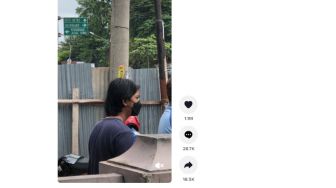 Viral Sosok Mirip Iqbaal Ramadhan Antre Minyak, Warganet: Dilan Antre Minyak Disuruh Milea