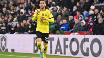 Gelandang Chelsea Hakim Ziyech melakukan selebrasi setelah mencetak gol saat pertandingan sepak bola Liga Premier Inggris antara Crystal Palace dan Chelsea di Stadion Selhurst Park, London, Inggris, Sabtu (19/2/2022). [Glyn KIRK / AFP]