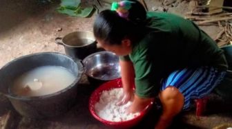 Minyak Goreng Sawit Susah Didapat, Ibu-ibu di Lampung Beralih Bikin Minyak Goreng dari Kelapa