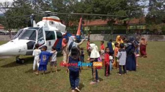 Mendarat di Lapangan Sepak Bola, Helikopter yang Ditumpangi Ridwan Kamil Dikerubungi Warga Ciamis