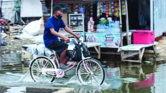 Banjir Rob Kembali Rendam Kawasan Muara Angke