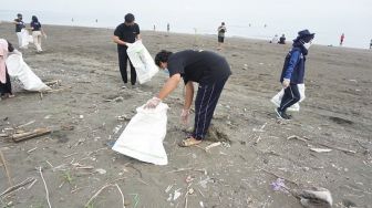 Cara Unik KFC Indonesia Peringati Hari Peduli Sampah Nasional 2022: Bersih Pantai dan Laut di 10 Provinsi